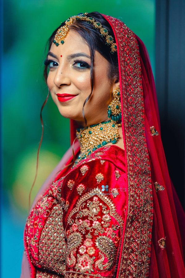 Red Bride — Side Glance